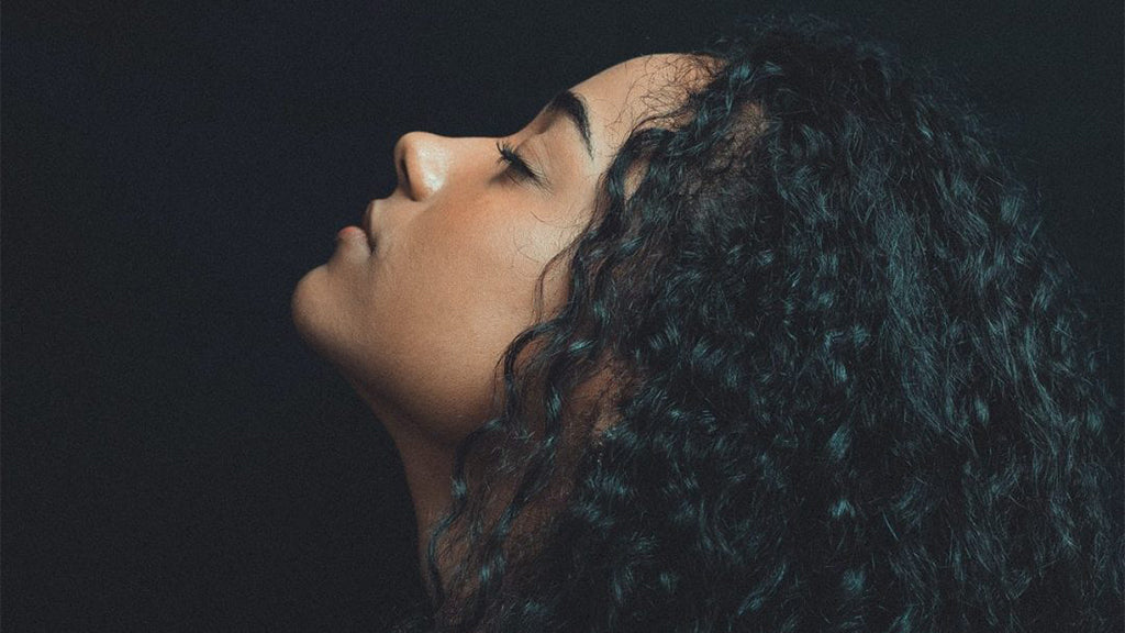 Leave-In Conditioner + 7 Other Ways To Control Frizz On Natural Hair